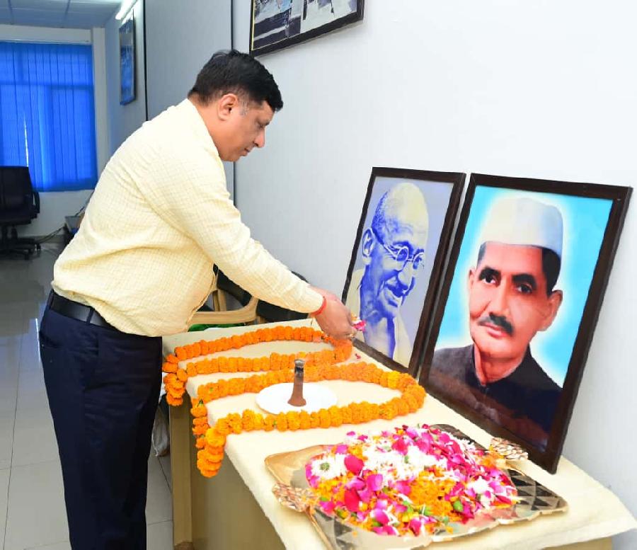 राष्ट्रपिता महात्मा गांधी एवं भारत के पूर्व प्रधानमंत्री स्वर्गीय लाल बहादुर शास्त्री की जयंती के अवसर पर सूचना एवं लोक संपर्क विभाग, उत्तराखंड में श्रद्धांजलि कार्यक्रम आयोजित किया गया