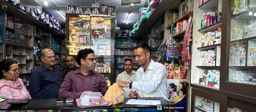 बच्चों के लिए प्रतिबंधित कफ सिरप पर सख्त हुई धामी सरकार, मेडिकल स्टोरों से पेडियाट्रिक कफ सिरप जब्त, शिशु रोग अस्पतालों के मेडिकल स्टोरों का औचक निरीक्षण