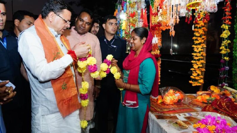 मुख्यमंत्री धामी ने चकराता रोड स्थित स्थानीय दुकानों से की दीपावली की खरीदारी, स्वदेशी उत्पादों को बढ़ावा देने का दिया संदेश