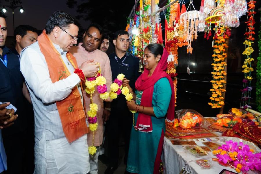 मुख्यमंत्री धामी ने चकराता रोड स्थित स्थानीय दुकानों से की दीपावली की खरीदारी, स्वदेशी उत्पादों को बढ़ावा देने का दिया संदेश