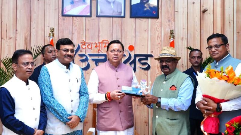 सीएम धामी से मंत्रीगण, विधायकगण, भारतीय प्रशासनिक सेवा, पुलिस तथा वानिकी सेवाओं के अधिकारी गणों और प्रदेशभर से आए लोगों ने भेंट कर दीपावली पर्व की हार्दिक शुभकामनाएं दीं
