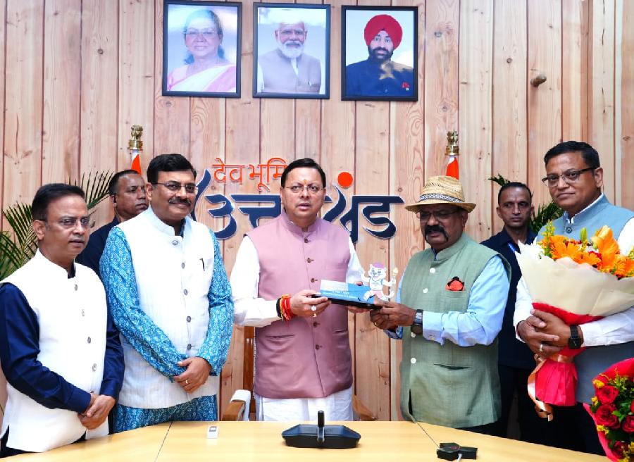 सीएम धामी से मंत्रीगण, विधायकगण, भारतीय प्रशासनिक सेवा, पुलिस तथा वानिकी सेवाओं के अधिकारी गणों और प्रदेशभर से आए लोगों ने भेंट कर दीपावली पर्व की हार्दिक शुभकामनाएं दीं