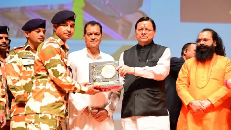 मुख्यमंत्री श्री पुष्कर सिंह धामी ने आपदा में सहयोग वाले कर्मियों को सम्मानित किया