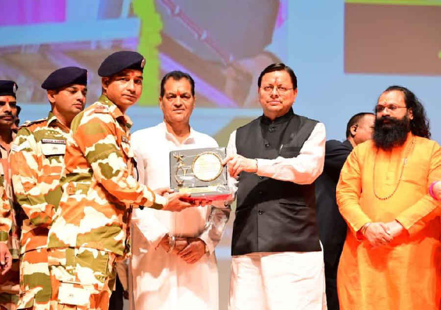 मुख्यमंत्री श्री पुष्कर सिंह धामी ने आपदा में सहयोग वाले कर्मियों को सम्मानित किया