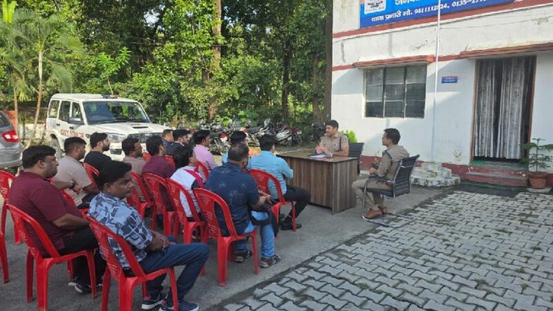 आगामी त्योहारी सीजन के दृष्टिगत थाना बसंत विहार क्षेत्रान्तर्गत स्थित ज्वैलरी शॉप/ शोरूम मालिकों के साथ किया गोष्ठी का आयोजन