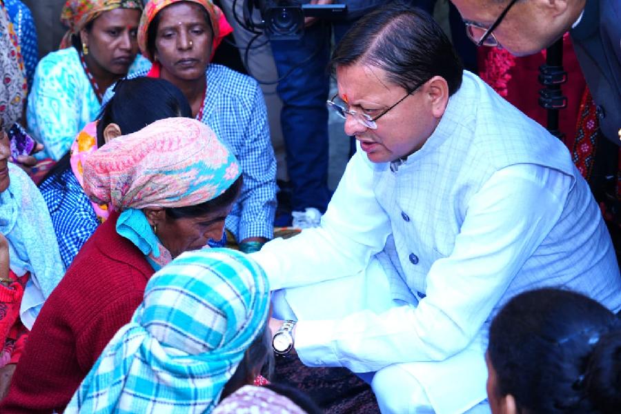 मुख्यमंत्री पुष्कर सिंह धामी ने आपदा प्रभावितों के बीच मनाई दीपावली