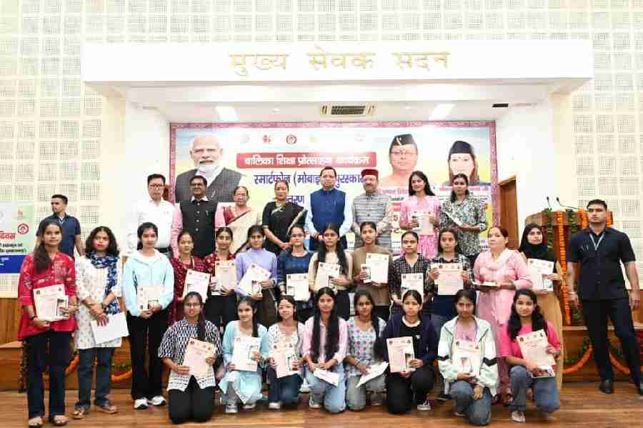 मुख्यमंत्री ने अंतरराष्ट्रीय बालिका दिवस के अवसर पर आयोजित बालिका शिक्षा प्रोत्साहन कार्यक्रम में किया प्रतिभाग, महिला सशक्तिकरण एवं बाल विकास विभाग द्वारा आयोजित कार्यक्रम में 326 मेधावी बालिकाओं को किये स्मार्टफोन प्रदान