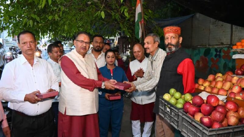 कैबिनेट मंत्री गणेश जोशी ने हाथीबड़कला बाजार में दुकानदारों से मुलाकात कर उन्हें दीपावली की दी बधाई