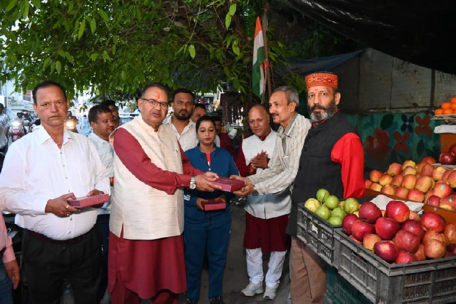 कैबिनेट मंत्री गणेश जोशी ने हाथीबड़कला बाजार में दुकानदारों से मुलाकात कर उन्हें दीपावली की दी बधाई