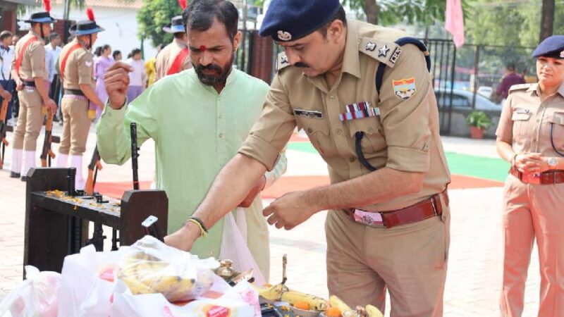 विजयदशमी के पावन पर्व पर वरिष्ठ पुलिस अधीक्षक ने पुलिस लाइन में किया शस्त्र पूजन, पुलिस लाइन स्थित अश्वशाला में नवनिर्मित सूर्या मन्दिर का पूजा अर्चना कर किया विधिवत उद्घाटन