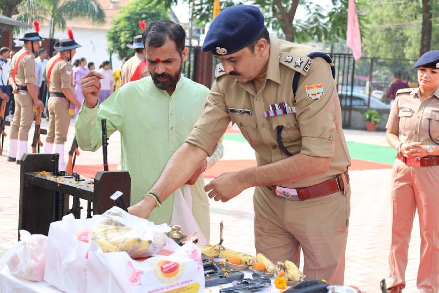 विजयदशमी के पावन पर्व पर वरिष्ठ पुलिस अधीक्षक ने पुलिस लाइन में किया शस्त्र पूजन, पुलिस लाइन स्थित अश्वशाला में नवनिर्मित सूर्या मन्दिर का पूजा अर्चना कर किया विधिवत उद्घाटन