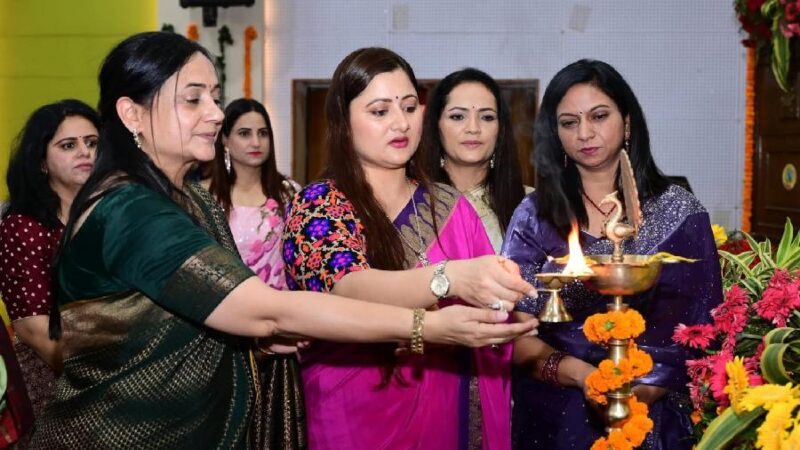 उत्तराखंड पुलिस परिवार के उत्साहवर्धन हेतु पुलिस लाइन देहरादून में हर्ष उल्लास से मनाया गया दीपावली व करवाचौथ का पर्व, मुख्य अतिथि श्रीमती गीता धामी की गरिमामयी उपस्थिति में पुलिस परिवार की महिलाओं ने मनाया दीपावली व करवाचौथ का त्योहार