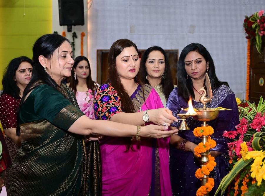 उत्तराखंड पुलिस परिवार के उत्साहवर्धन हेतु पुलिस लाइन देहरादून में हर्ष उल्लास से मनाया गया दीपावली व करवाचौथ का पर्व, मुख्य अतिथि श्रीमती गीता धामी की गरिमामयी उपस्थिति में पुलिस परिवार की महिलाओं ने मनाया दीपावली व करवाचौथ का त्योहार