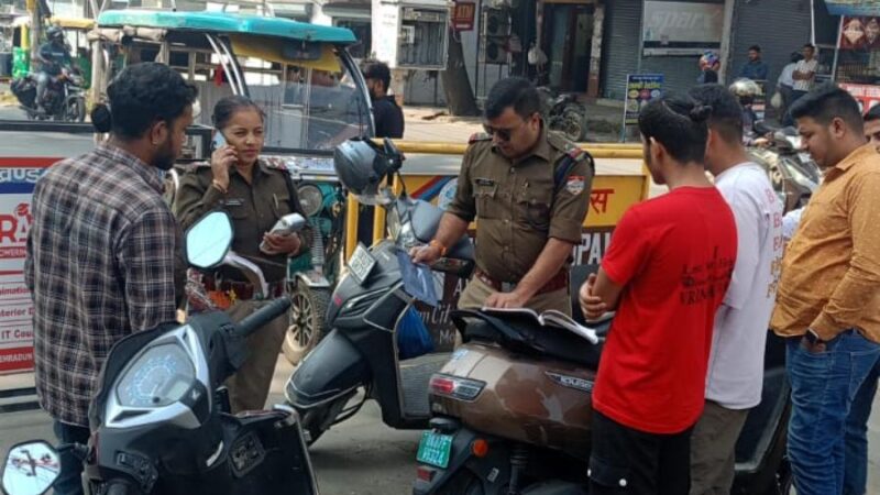 एसएसपी देहरादून के निर्देशों पर नगर से देहात तक पुलिस द्वारा चलाया गया सघन चेकिंग अभियान, बिना नंबर प्लेट के वाहन चलाने तथा वाहनों में दोषपूर्ण नंबर प्लेट लगाने वालो के विरुद्ध व्यापक स्तर पर की गई कार्रवाई