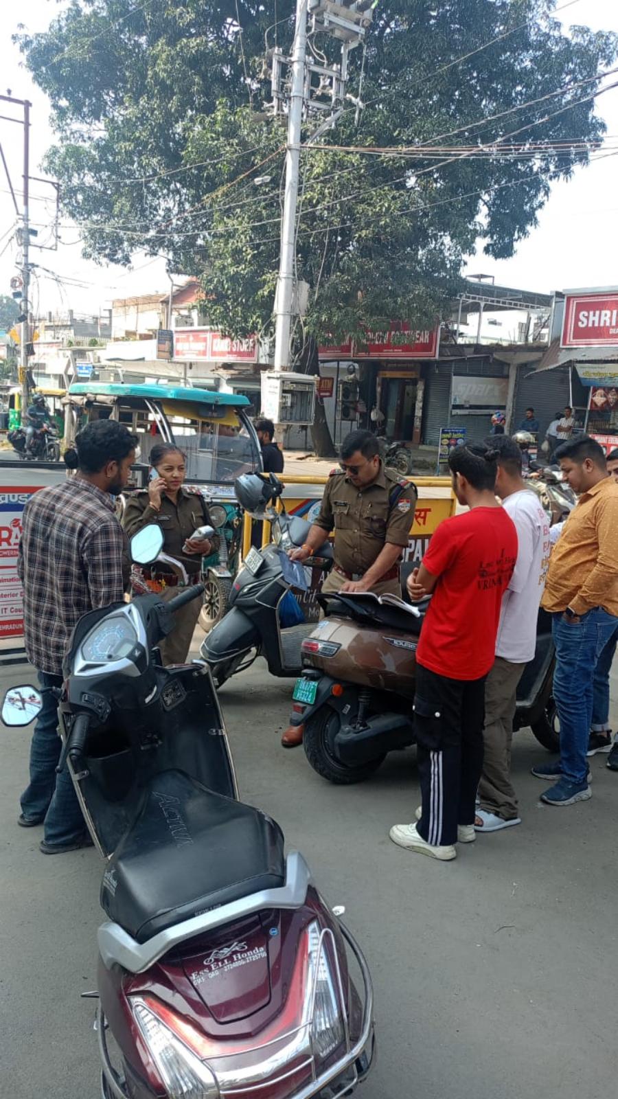 एसएसपी देहरादून के निर्देशों पर नगर से देहात तक पुलिस द्वारा चलाया गया सघन चेकिंग अभियान, बिना नंबर प्लेट के वाहन चलाने तथा वाहनों में दोषपूर्ण नंबर प्लेट लगाने वालो के विरुद्ध व्यापक स्तर पर की गई कार्रवाई
