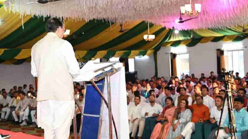 मुख्यमंत्री धामी ने हल्द्वानी में की सोशल मीडिया पदाधिकारियों के साथ बैठक, स्वदेशी अपनाओ अभियान को जन-जन तक पहुंचाने का किया आह्वान