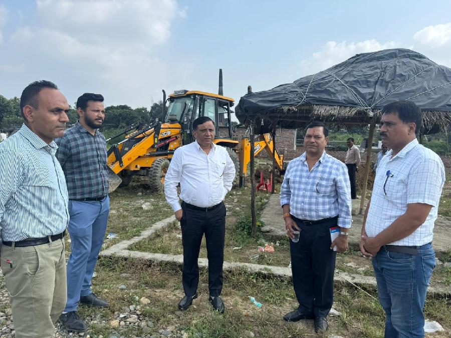 उपाध्यक्ष बंशीधर तिवारी ने खुद संभाला मोर्चा, बोले बिना स्वीकृति भूमि काटने या निर्माण करने वालों पर होगी सख्त कानूनी कार्रवाई, अवैध प्लॉटिंग और निर्माणों पर एमडीडीए की बड़ी कार्रवाई, लगभग 26 बीघा में अवैध प्लॉटिंग पर चला बुलडोजर, आधा दर्जन से अधिक अवैध व्यवसायिक एंव आवासीय निर्माण सील