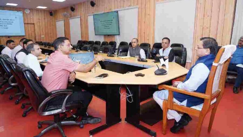 मुख्यमंत्री धामी ने उच्च स्तरीय बैठक में अधिकारियों दिए को निर्देश प्रदेश की सभी सड़कों को किया जाए शीघ्र गड्ढा मुक्त