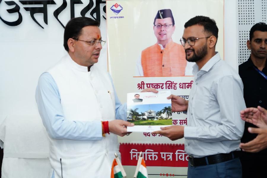 मुख्यमंत्री धामी ने नवनियुक्त सहायक समीक्षा अधिकारियों को सौंपे नियुक्ति पत्र-बोले, “सरकारी सेवा को जनसेवा का माध्यम बनाएं” अब तक 26,000 से अधिक युवाओं को मिली सरकारी नौकरी