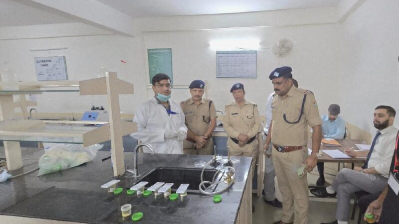 एसएसपी के निर्देशन में ड्रग्स की रोेकथाम हेतु दून पुलिस की बडी कार्यवाही, पुलिस-प्रशासन व डाक्टरों की सयुक्त टीम ने किया निजी शिक्षण संस्थान में औचक निरीक्षण, रेन्डमली 17 छात्र-छात्रों का किया गया ड्रग्स किट से यूरिन टेस्ट