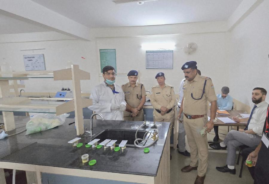 एसएसपी के निर्देशन में ड्रग्स की रोेकथाम हेतु दून पुलिस की बडी कार्यवाही, पुलिस-प्रशासन व डाक्टरों की सयुक्त टीम ने किया निजी शिक्षण संस्थान में औचक निरीक्षण, रेन्डमली 17 छात्र-छात्रों का किया गया ड्रग्स किट से यूरिन टेस्ट