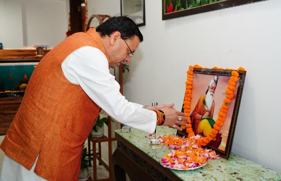 मुख्यमंत्री धामी ने वाल्मीकि जयंती के अवसर पर महर्षि वाल्मीकि के चित्र पर किये श्रद्धा सुमन अर्पित