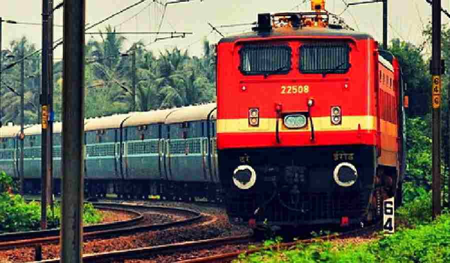 उत्तराखंड को रेल मंत्रालय की बड़ी सौगात, देहरादून-टनकपुर एक्सप्रेस अब सप्ताह में तीन दिन चलेगी, रेल मंत्री अश्विनी वैष्णव ने मुख्यमंत्री धामी को भेजा स्वीकृति पत्र