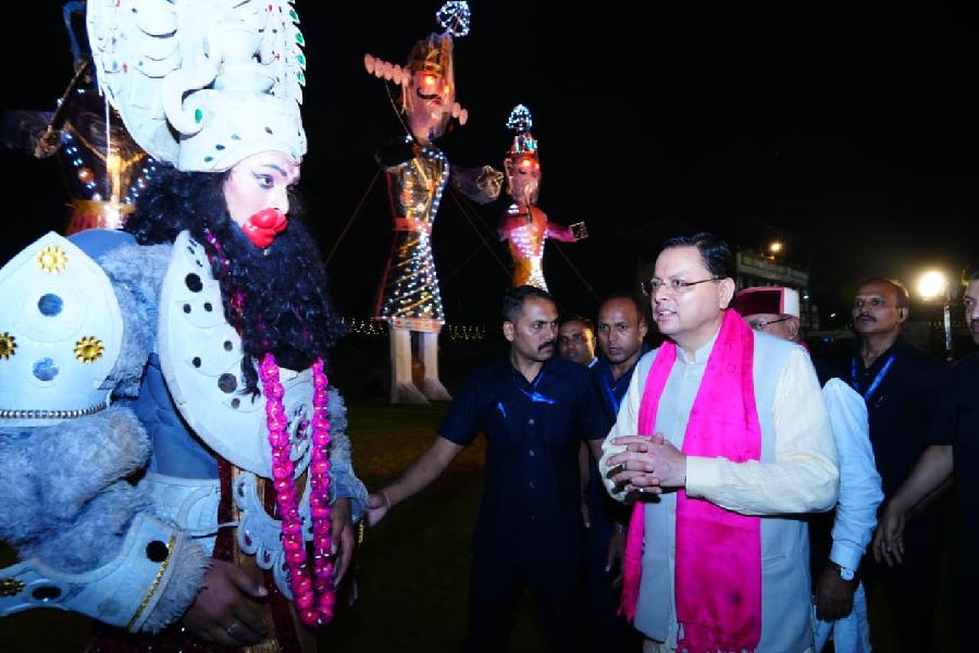 सीएम धामी विजयदशमी पर लक्ष्मण चौक, देहरादून में आयोजित दशहरा महोत्सव व रावण दहन में हुए शामिल