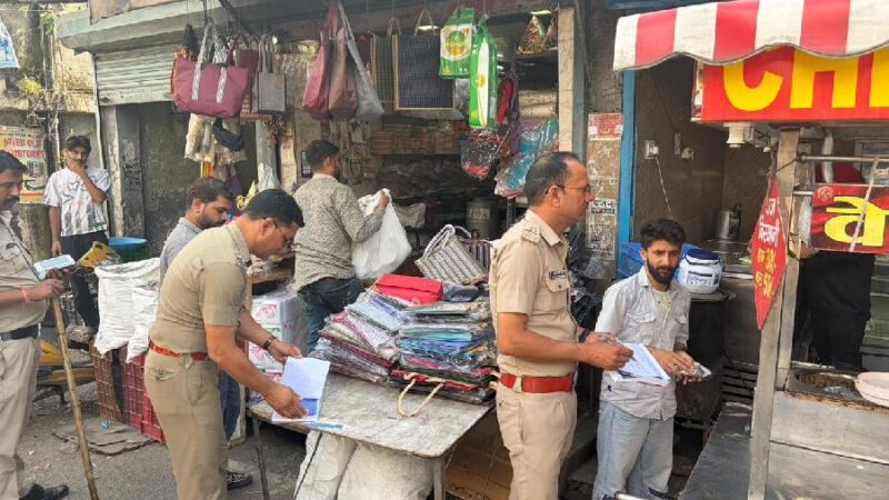 अवैध अतिक्रमण पर चला चला दून पुलिस का डंडा, अतिक्रमण कर आवागमन बाधित करने वाले 280 व्यक्तियों के 81पुलिस एक्ट के अन्तर्गत चालान कर वसूला 70 हजार रू0 का जुर्माना