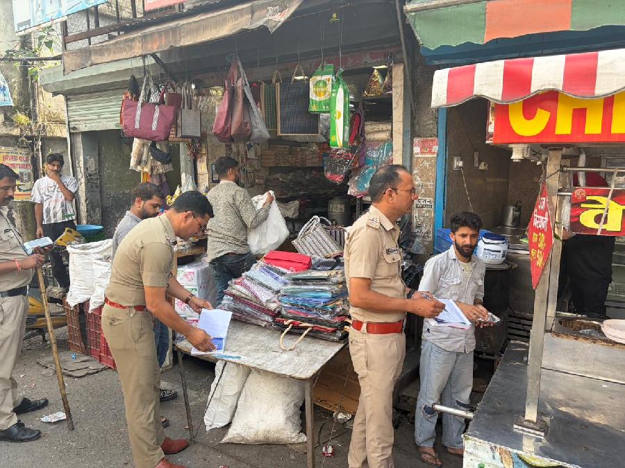 अवैध अतिक्रमण पर चला चला दून पुलिस का डंडा, अतिक्रमण कर आवागमन बाधित करने वाले 280 व्यक्तियों के 81पुलिस एक्ट के अन्तर्गत चालान कर वसूला 70 हजार रू0 का जुर्माना
