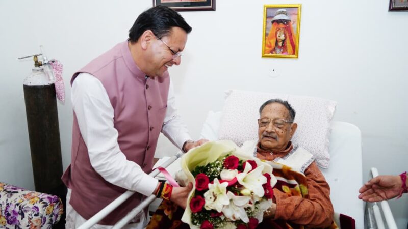 मुख्यमंत्री धामी ने पूर्व मुख्यमंत्री भुवन चंद्र खंडूरी को दीपावली की हार्दिक शुभकामनाएं एवं बधाइयां दीं