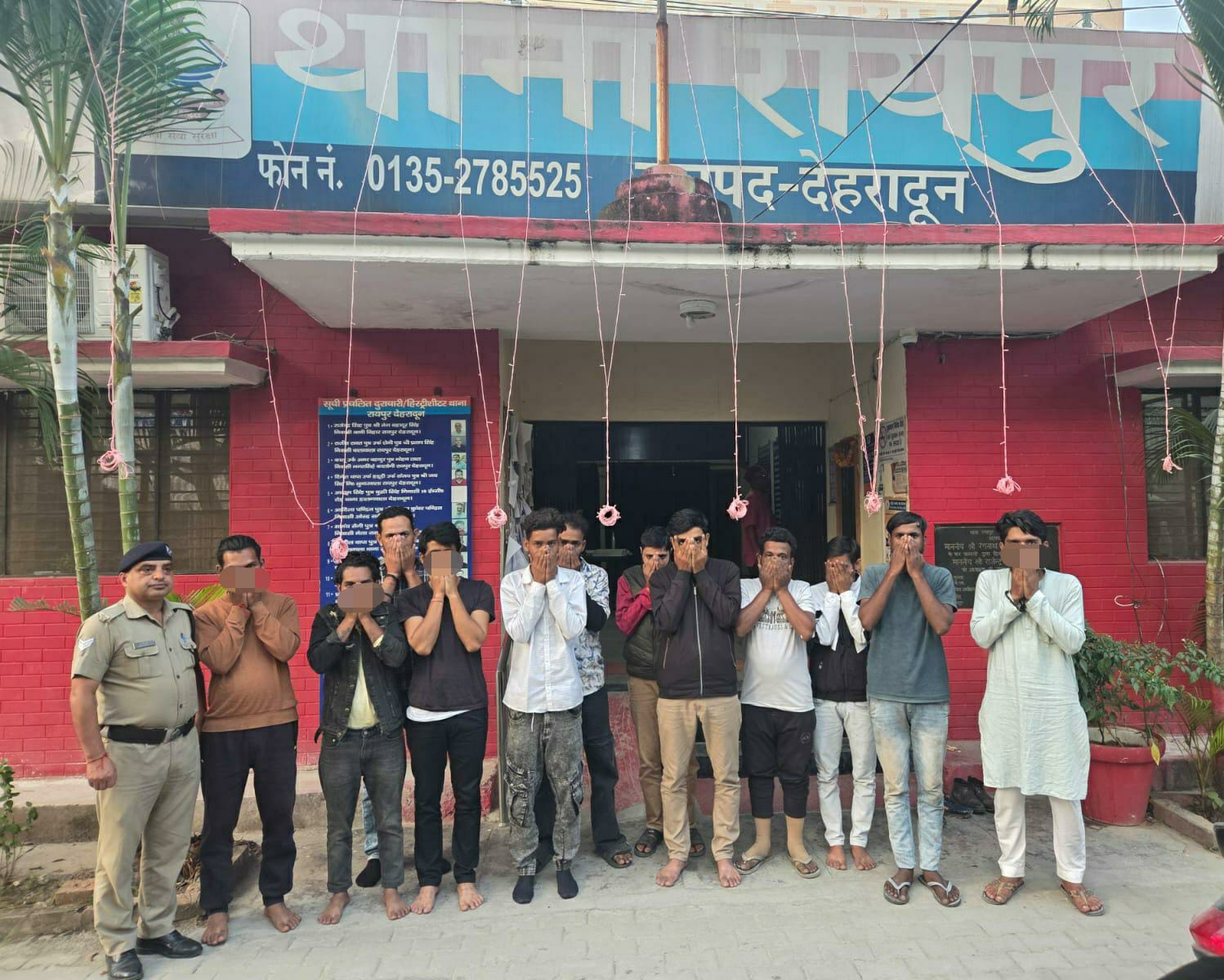 एसएसपी देहरादून के निर्देशों पर पुलिस द्वारा संदिग्ध स्थानों पर की छापेमारी की कार्यवाही, नशे की गिरफ्त में आये 25 युवाओं को पुलिस द्वारा लाया गया थाने