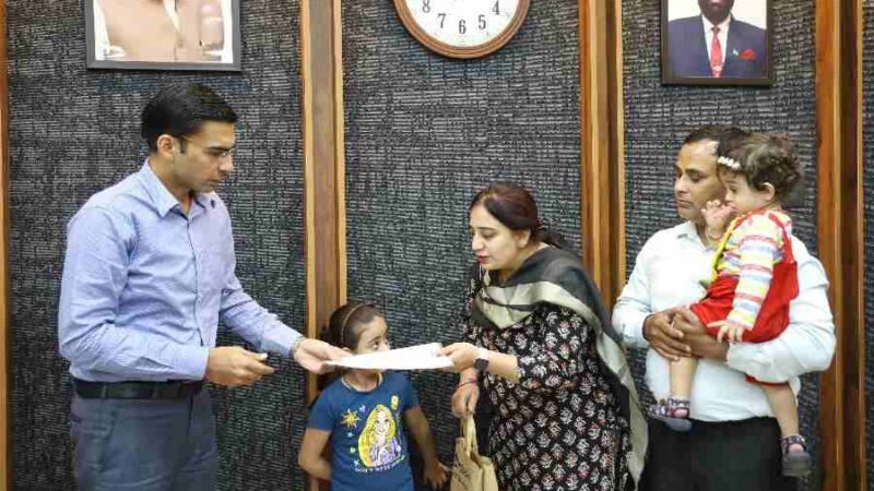 2 माह का वेतन सुरक्षा राशि दबाए बैठा था नामी गिरामी स्कूल, अनुभव प्रमाण देने में भी थी आनाकानी, डीएम साहब के संज्ञान के बाद स्कूल प्रबन्धन ने शिक्षिका का लम्बित वेतन, सुरक्षा राशि 78966 धनराशि को रातोंरात किया जारी