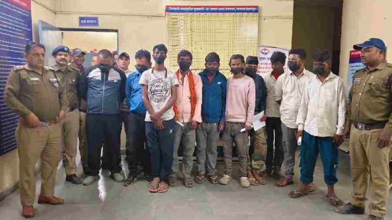 सार्वजनिक स्थान पर शराब पीने वालों को दून पुलिस ने सिखाया कानून का पाठ, शराबियों की बारात लेकर फिर थाने पहुँची दून पुलिस की वाहन सेवा, सार्वजनिक स्थानों , सड़क किनारे शराब पीने वालों 24 लोगों को पुलिस ने लिया हिरासत में