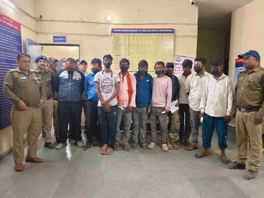 सार्वजनिक स्थान पर शराब पीने वालों को दून पुलिस ने सिखाया कानून का पाठ, शराबियों की बारात लेकर फिर थाने पहुँची दून पुलिस की वाहन सेवा, सार्वजनिक स्थानों , सड़क किनारे शराब पीने वालों 24 लोगों को पुलिस ने लिया हिरासत में