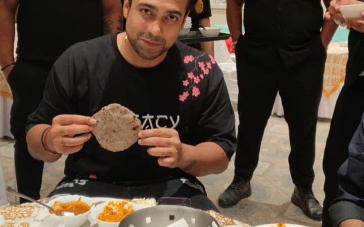 बॉलीवुड के स्टार सिंगर और उत्तराखंड की शान जुबिन नौटियाल ने देहरादून में पत्रकारों के साथ किया रात्रिभोज, उत्तराखंडी व्यंजनों ‘कोदे की रोटे झंगोरे की खीर’ का लिया आनंद