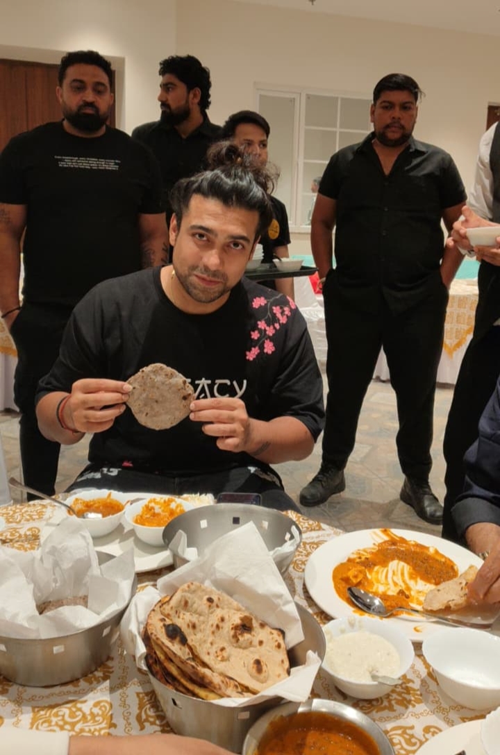बॉलीवुड के स्टार सिंगर और उत्तराखंड की शान जुबिन नौटियाल ने देहरादून में पत्रकारों के साथ किया रात्रिभोज, उत्तराखंडी व्यंजनों ‘कोदे की रोटे झंगोरे की खीर’ का लिया आनंद