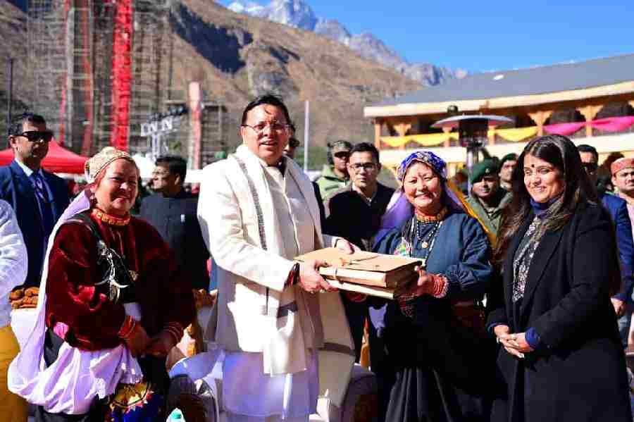 मुख्यमंत्री धामी देश के प्रथम गाँव माणा में आयोजित दो दिवसीय “देवभूमि सांस्कृतिक महोत्सव 2025” के समापन समारोह में पहुँचे, सीएम धामी बोले- “वाइब्रेंट गांवों की आर्थिकी को मिलेगा नया संबल”