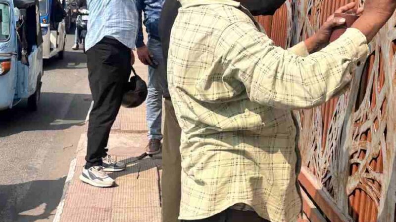 शहर के मुख्य मार्गों को नया रूप देने में जुटा एमडीडीए, छुट्टी के दिन भी काम पर जुटे एमडीडीए उपाध्यक्ष बंशीधर तिवारी, सुबह-सवेरे राजपुर रोड के सौंदर्यीकरण कार्यों का लिया जायजा, अधिकारियों व मजदूरों से की बातचीत