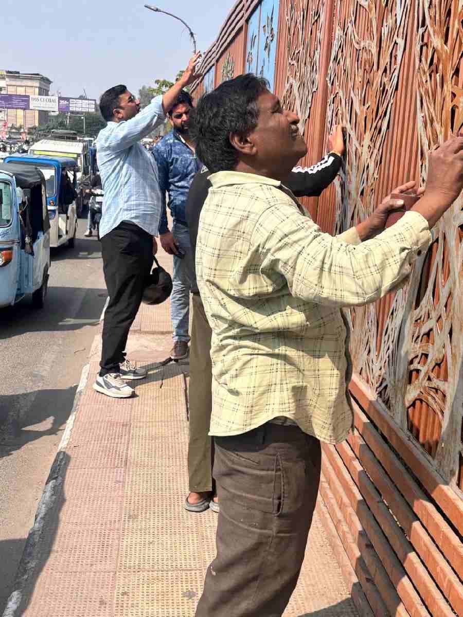 शहर के मुख्य मार्गों को नया रूप देने में जुटा एमडीडीए, छुट्टी के दिन भी काम पर जुटे एमडीडीए उपाध्यक्ष बंशीधर तिवारी, सुबह-सवेरे राजपुर रोड के सौंदर्यीकरण कार्यों का लिया जायजा, अधिकारियों व मजदूरों से की बातचीत