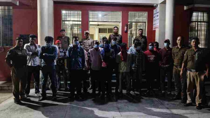शराबियों की बारात लेकर थाने पहुँची दून पुलिस की बस सेवा, सार्वजनिक स्थान पर शराब पीने वालो 37 लोगों को पुलिस ने लिया हिरासत में