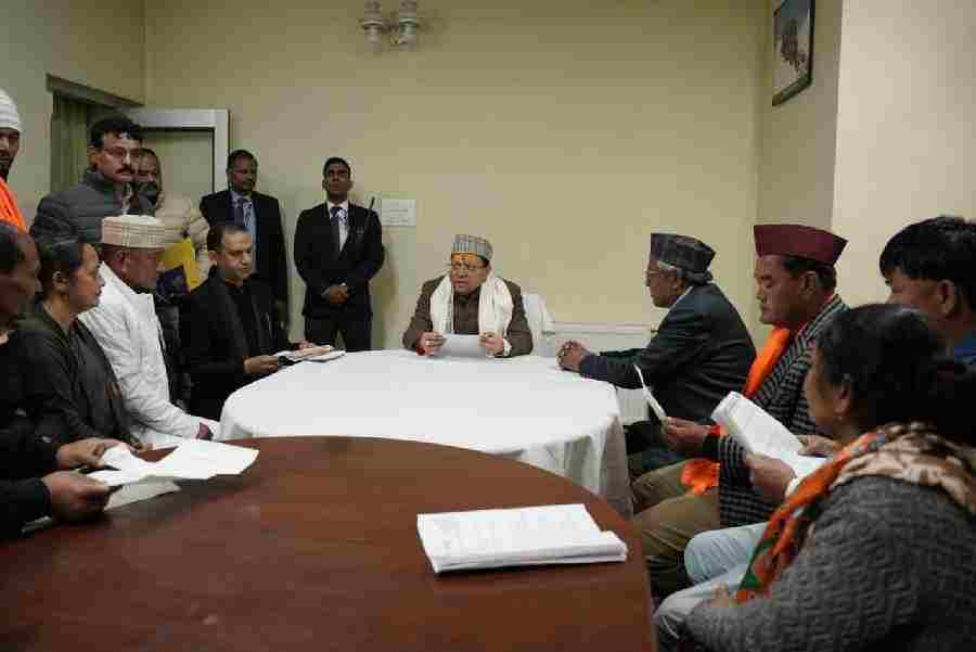 मुख्यमंत्री धामी मुनस्यारी पहुंचे, जनता और जवानों से किया आत्मीय संवाद, सीएम ने विकास योजनाओं की समीक्षा की, “जनसेवा और सीमाओं की सुरक्षा-यही उत्तराखंड की पहचान है”-मुख्यमंत्री