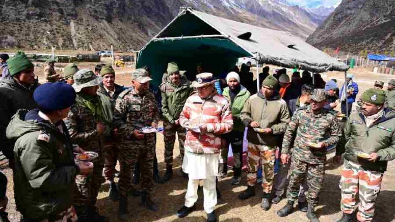 सीमांत गांव मिलम में मुख्यमंत्री ने की आई.टी.बी.पी जवानों और स्थानीय नागरिकों से भेंट