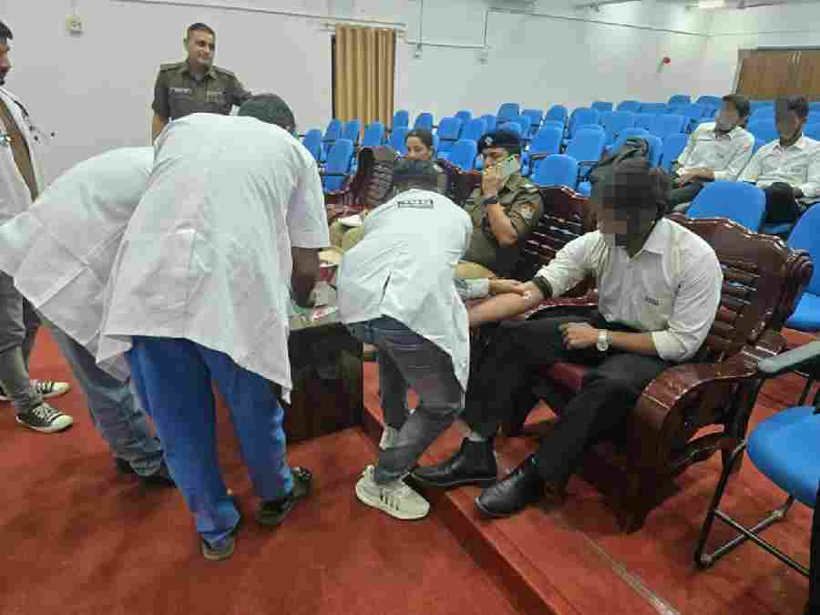 एसएसपी देहरादून के निर्देशन में ड्रग्स की रोेकथाम हेतु दून पुलिस की बडी कार्यवाही, पुलिस-प्रशासन व डाक्टरों की सयुक्त टीम ने किया निजी शिक्षण संस्थानो का औचक निरीक्षण, औचक निरीक्षण के दौरान 16 छात्रों के लिए गए ब्लड सैंपल