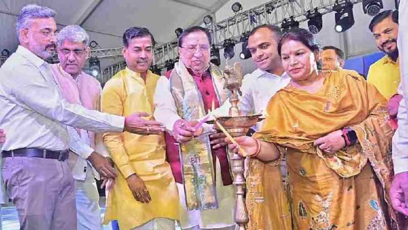 राज्य के 25 वर्ष पूर्ण होने के उपलक्ष्य में तीन दिवसीय देवभूमि रजत उत्सव कार्यक्रम का मुख्य अतिथि राज्यसभा सांसद नरेश बंसल ने दीप जलाकर एवं शंखनाद के साथ किया शुभारम्भ