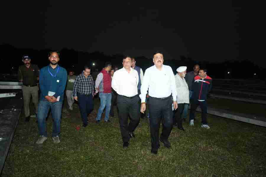 देवभूमि उत्तराखंड की रजत जयंती समारोह में प्रधानमंत्री के प्रस्तावित भ्रमण कार्यक्रम की तैयारियां जोरों पर,  गढ़वाल आयुक्त विनय शंकर पांडे एवं सूचना महानिदेशक वंशीधर तिवारी ने एफआरआई मे आयोजित कार्यक्रम की व्यवस्थाओं का लिया जायजा