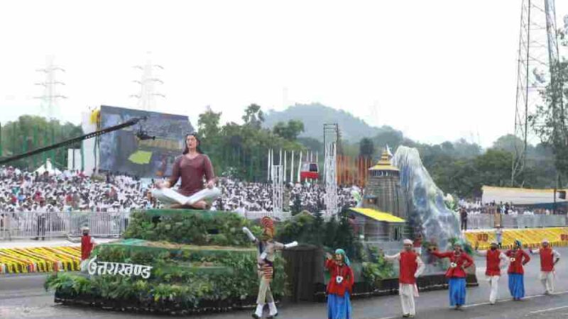 ‘स्टैच्यू ऑफ यूनिटी‘ के सम्मुख एकता परेड में उत्तराखंड की झांकी में राज्य के विभिन्न रूप-रंगों की छटा बिखरी