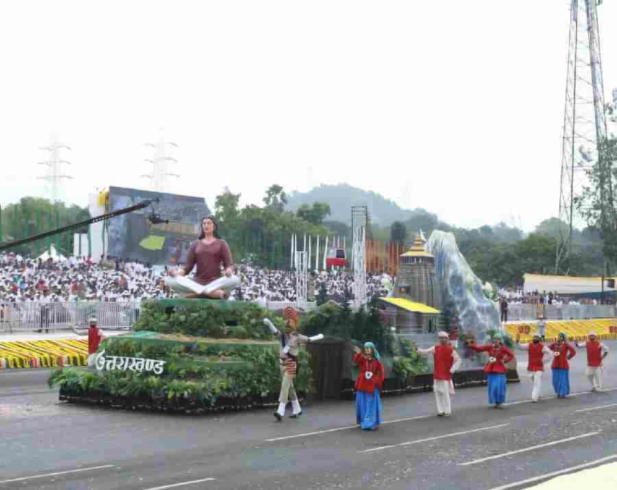 ‘स्टैच्यू ऑफ यूनिटी‘ के सम्मुख एकता परेड में उत्तराखंड की झांकी में राज्य के विभिन्न रूप-रंगों की छटा बिखरी