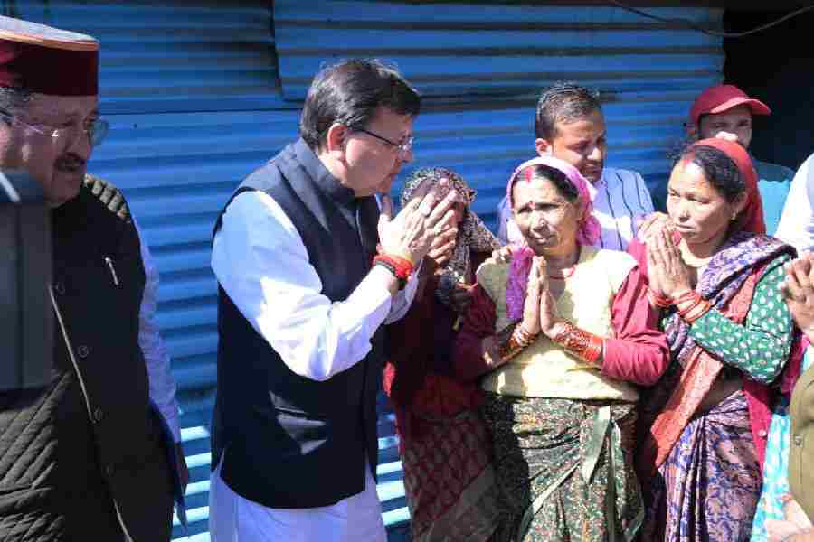 लोकपर्व इगास पर रुद्रप्रयाग के आपदा प्रभावित परिवारों के बीच पहुँचे मुख्यमंत्री धामी, मुख्यमंत्री ने किया आपदा प्रभावित क्षेत्र भौंर का स्थलीय निरीक्षण