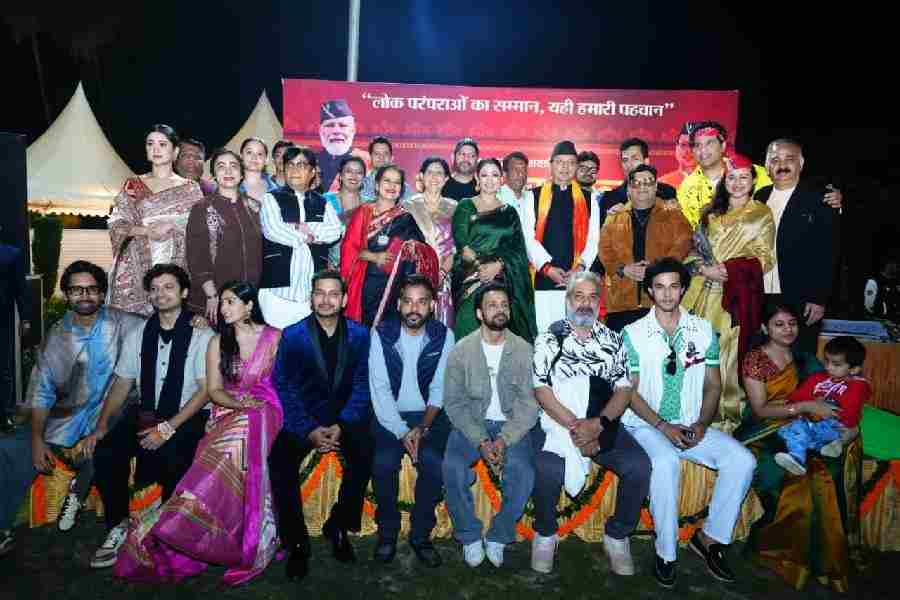 लोकपर्व इगास के शुभ अवसर पर  कलाकारों ने मुख्यमंत्री धामी से की मुलाकात